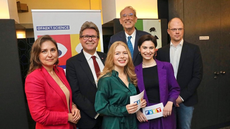 Prelude to "FÄKT": Scientist Ivona Brandic, the two hosts Julia (blonde) and Marie-Sophie, called "Miso" (brown-haired), next to researcher Andreas Bergthaler and behind them Education Minister Martin Polaschek (left) and ÖAW President Heinz Faßmann (right). (Bild: Jöchl Martin/Jöchl)