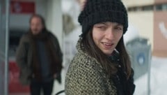 „Auf trockenen Gräsern“: Nuray (Merve Dizdar) wird von zwei Männern gleichzeitig umworben.  (Bild: Filmladen)