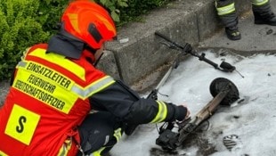 Der E-Scooter explodierte mitten in einer Wohnung – die Feuerwehr kühlte den Roller ab. (Bild: Markus Tschepp)