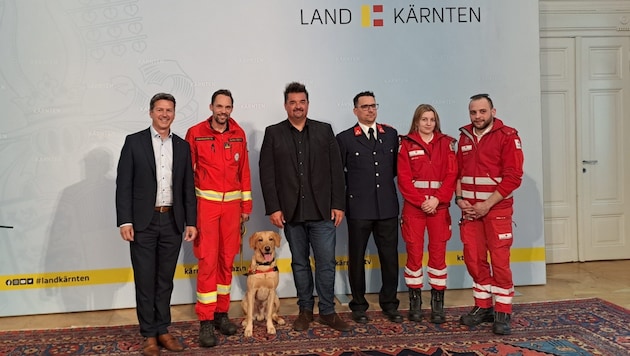 Starnacht-Tickets gibt es heuer für die Einsatzkräfte, wie Daniel Fellner (li) und Gerfried Zmölnig (3. von links) im Spiegelsaal der Landesregierung berichteten. (Bild: Christina Natascha Kogler)