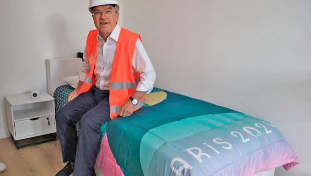 ICO President Thomas Bach "tests" the "anti-sex bed". (Bild: AP)