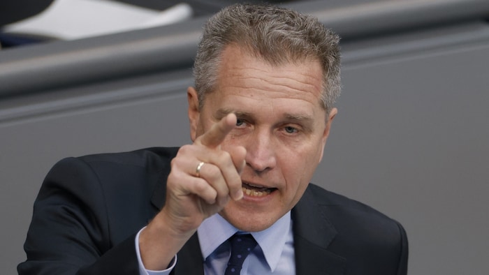 Wegen des Anfangsverdachts der Bestechlichkeit und der Geldwäsche sind gegen den ...
