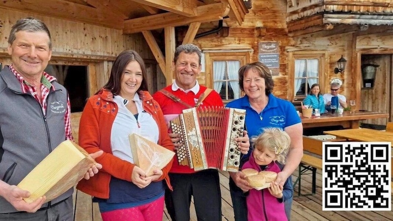 Wirtsleute Toni (li.) und Martha Fohringer mit Enkelkind Theresa (re.), „Alpin-Katze“ Zabine sowie Franz Posch. (Bild: Silberberger Toni)