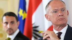 Innenminister Gerhard Karner (ÖVP, re.) und DSN-Direktor Omar Haijawi-Pirchner (li.)  (Bild: APA/ROBERT JAEGER)