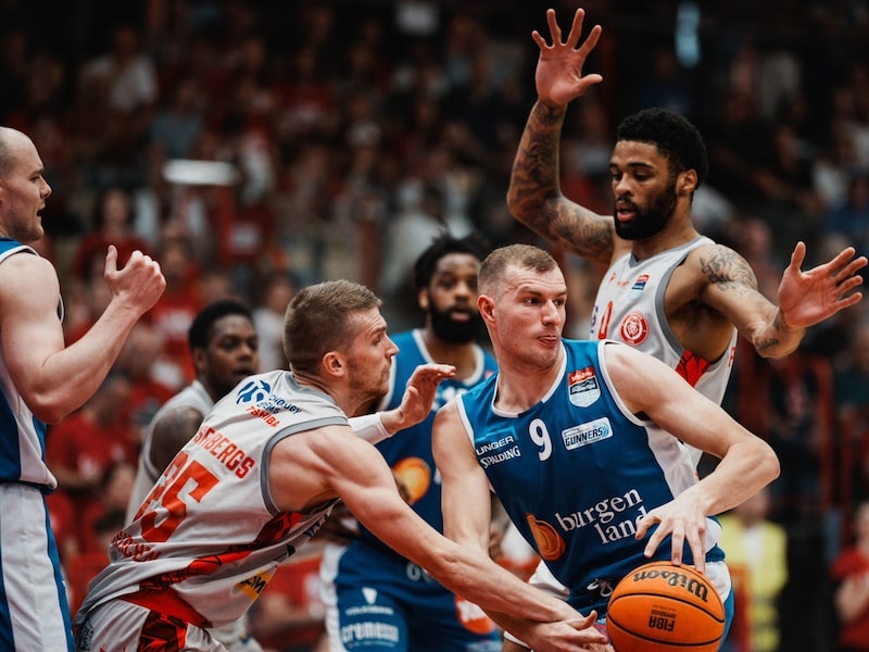 Edi Patekar (on the ball) in the deciding game against Traiskirchen. (Bild: GEPA pictures)