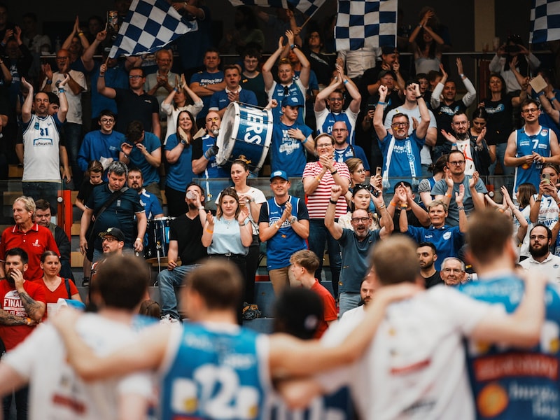 The fans who had traveled with the team celebrated the final with the players. (Bild: GEPA pictures)