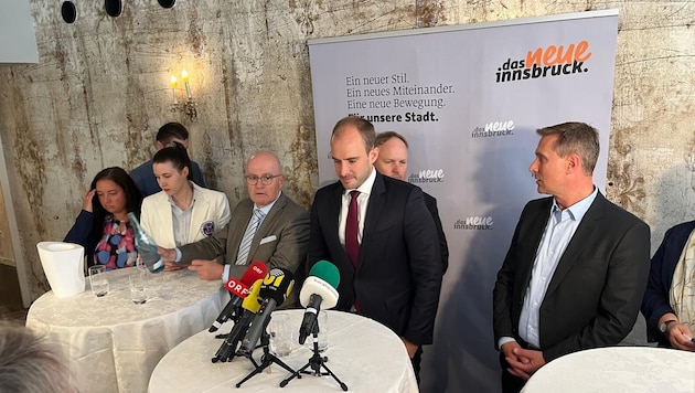 Flroian Tursky (Mitte) am Donnerstagnachmittag bei einer Pressekonferenz in Innsbruck. (Bild: Neuner Philipp)