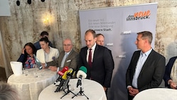 Flroian Tursky (Mitte) am Donnerstagnachmittag bei einer Pressekonferenz in Innsbruck. (Bild: Neuner Philipp)