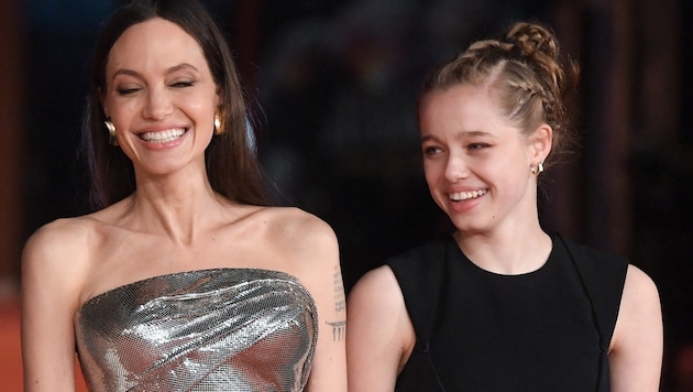 Angelina Jolie with daughter Shiloh on the red carpet in 2021: the 17-year-old now wears her hair razor-short and prefers to let off steam by dancing. (Bild: APA/AFP/Tiziana FABI)