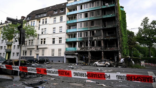 Amikor a katasztrófavédelem kiérkezett a Flingern negyedben lévő Lichtstraße-ra, a kioszk már teljesen lángokban állt. (Bild: AFP/Ina Fessbender)