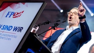 FPÖ-Chef Herbert Kickl grüßt in allen Umfragen vom Platz an der Sonne. (Bild: APA/GEORG HOCHMUTH)