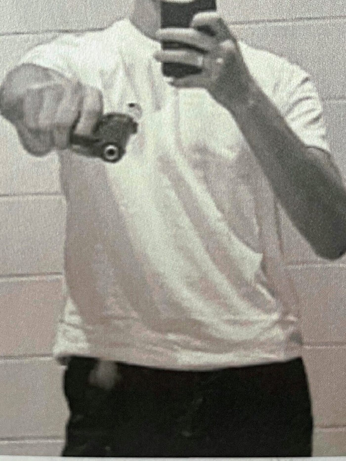 Das Selfie eines Verdächtigen – ebenfalls mit Schusswaffe in der Hand