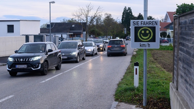 Seit fast zwei Jahren steht diese Anzeige in Gneixendorf. (Bild: ATTILA MOLNAR)