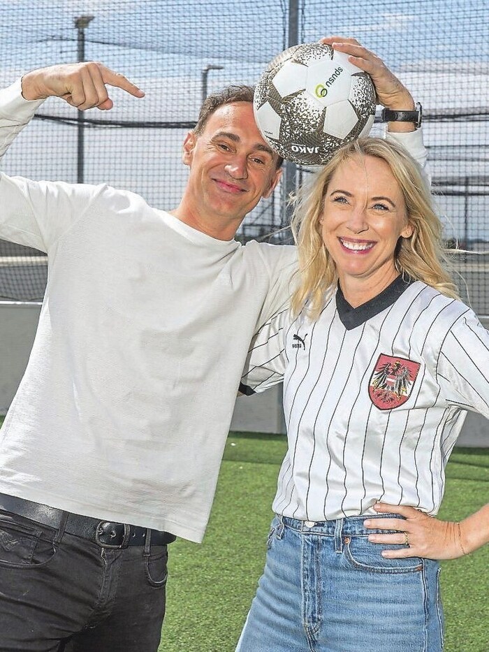 Familienbetrieb mal anders: Ehefrau Petra (re.) und die beiden Kinder sind selbst treue Fußball-Fans. Nichte Larissa übernimmt in Folge sogar die Leitung der Anlage! 