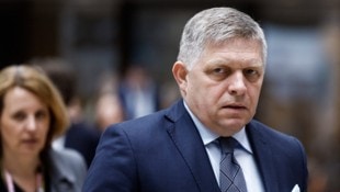 Robert Fico (Mitte April in Brüssel) (Bild: APA/AFP/KENZO TRIBOUILLARD)