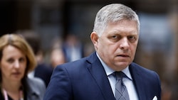 Robert Fico (Mitte April in Brüssel) (Bild: APA/AFP/KENZO TRIBOUILLARD)