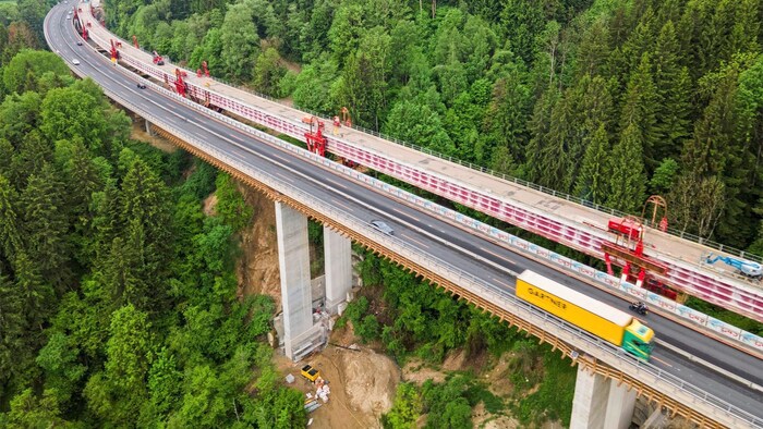 The supporting structure was lifted over an incredible 600 meters