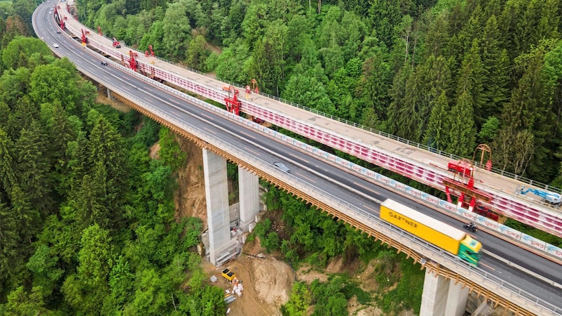 Auf unglaublichen 600 Metern Länge wurde das Tragwerk angehoben (Bild: Asfinag)