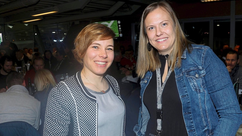 Nici Schmiedhofer (left, with Sturm board member Susanne Gorny) will be at the title final live on Sunday. (Bild: GEPA)