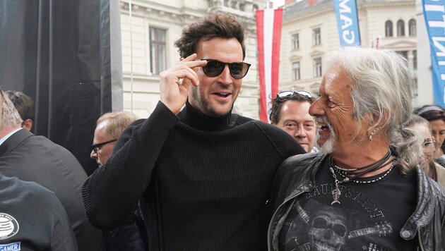 Paul Pizzera and EAV mastermind Thomas Spitzer (right) were already at Sturm's Cup celebrations on Hauptplatz last year. (Bild: Pail Sepp)