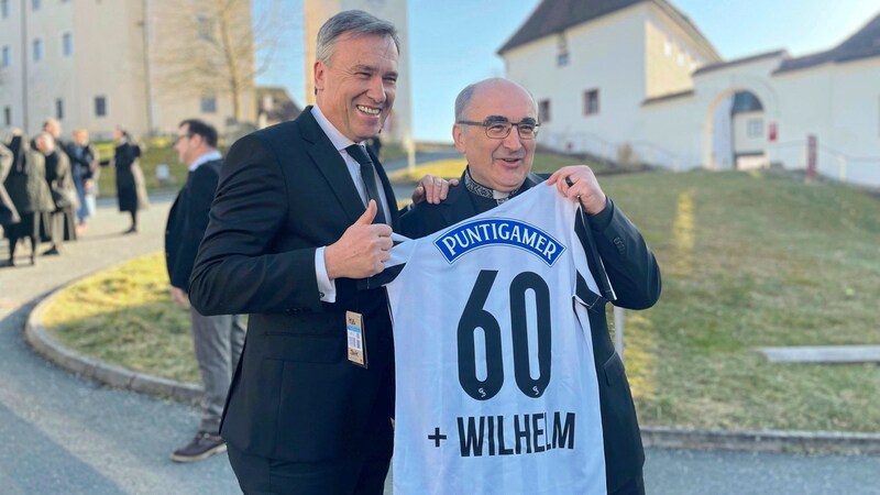 Bishop Wilhelm Krautwaschl (pictured with Sturm boss Christian Jauk) is counting on help from above on Sunday. (Bild: DIözese Graz-Seckau)