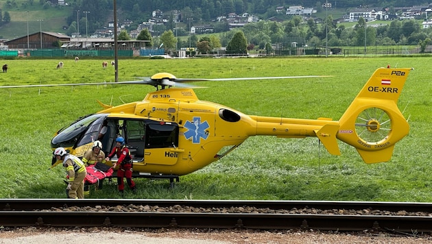 Die Feuerwehr half beim Abtransport des Urlaubers mit. (Bild: ZOOM.TIROL)