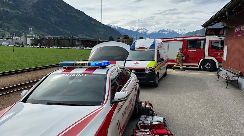 Großaufgebot der Einsatzkräfte beim Bahnhof in Fügen. (Bild: ZOOM.TIROL)