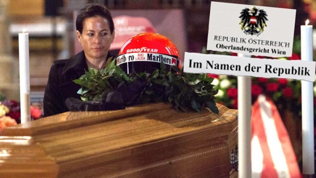 Witwe Birgit Lauda am Sarg der verstorbenen Formel-1-Legende im Mai 2019. (Bild: Krone KREATIV/AFP/Alex Halada, OLG Wien)