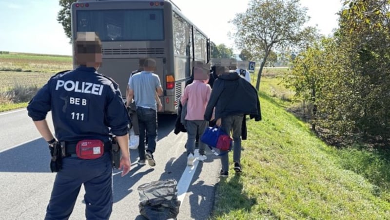 Journey to registration: buses used to be full of migrants, now there are hardly any arrests. (Bild: Christian Schulter/Schulter Christian, Krone KREATIV)