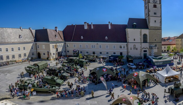Geballte Heereskraft am Domplatz in St. Pölten.