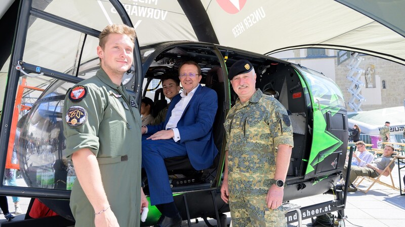 Mayor Matthias Stadler with military commander Michael Lippert (right) at the tour stop in the middle of St. Pölten. (Bild: Molnar Attila)