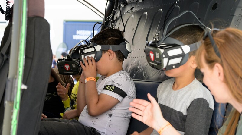 VR goggles were also used to get a taste of army life. (Bild: Molnar Attila)