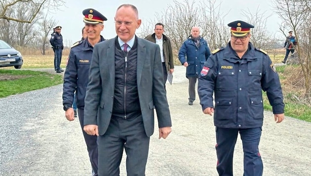 Interior Minister Gerhard Karner during a border visit in Burgenland. (Bild: Christian Schulter)