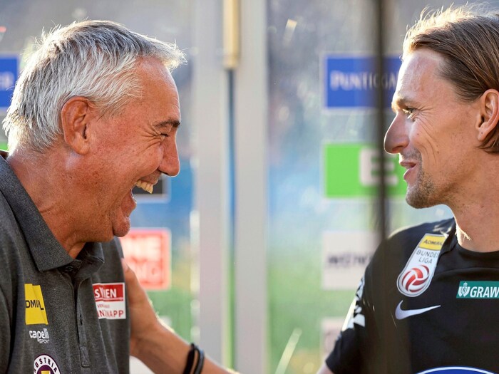 Klagenfurt-Coach Peter Pacult mit Stefan Hierländer.