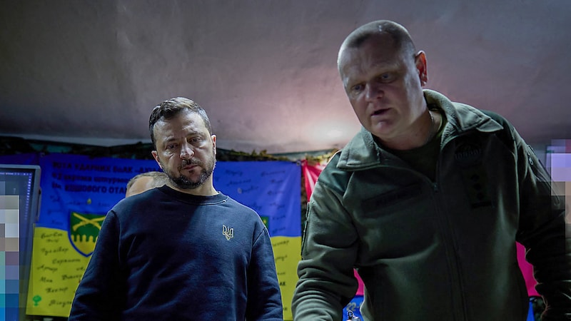 Balról: Volodimir Zelenszkij ukrán elnök és Pavlo Fedosenko parancsnok. (Bild: AFP/APA/Ukrainian Presidential Press Service)