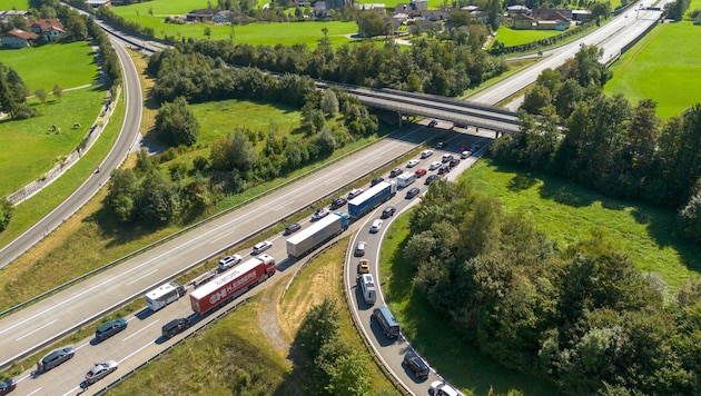 Die Blockabfertigung vor dem Ofenauer Tunnel in Golling wird wohl auch am Pfingstwochenende für Verzögerung sorgen. (Bild: Scharinger Daniel)