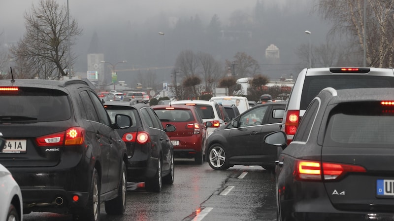 In Hallein staut es trotz A10-Abfahrtssperre immer wieder. (Bild: Tschepp Markus)