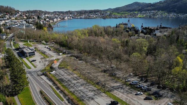 Die Einführung von Parkgebühren am Toscana-Parkplatz in Gmunden erhitzt am Traunsee weiter die Gemüter. (Bild: Wenzel Markus)