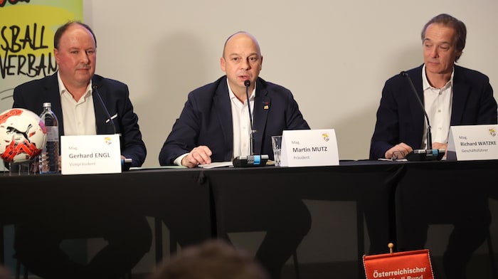 KFV-Präsident Martin Mutz (Mi.) beruhigt die Vereine.