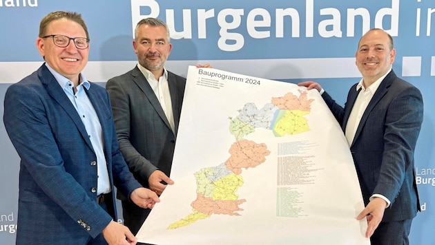 LIB-Geschäftsführer Gerald Goger , Landesrat Heinrich Dorner und Baudirektor Wolfgang Heckenast (v. li.) mit einer Burgenland-Karte voller Projekte, die heuer umgesetzt werden. (Bild: Grammer Karl)