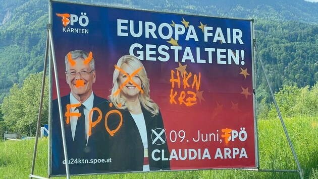 Ein Plakat der roten EU-Spitzenkandidatin Claudia Arpa wurde von Unbekannten massiv verunstaltet.