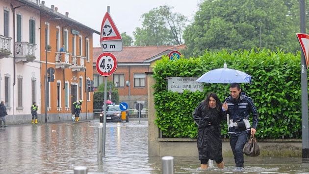 Az ehhez hasonló képek Milánóból elbizonytalanítják a pünkösdi nyaralókat. (Bild: AP ( via APA) Austria Presse Agentur/LaPresse/Stefano Porta)