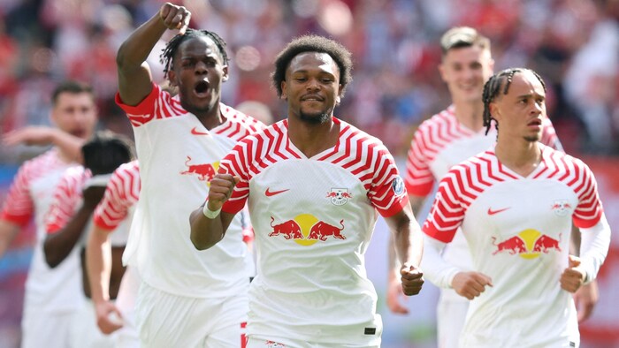 Xavi Simons (r.) is said to be on Bayern's wish list.