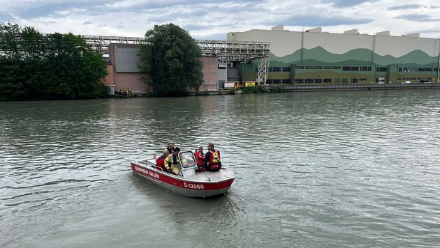 Die Salzach wurde in Hallein mit Booten abgesucht (Bild: Feuerwehr Hallein)