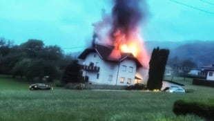 Der Dachstuhl ging in Flammen auf. 