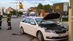 Das Auto prallte in Wels gegen eine Mauer. (Bild: laumat)