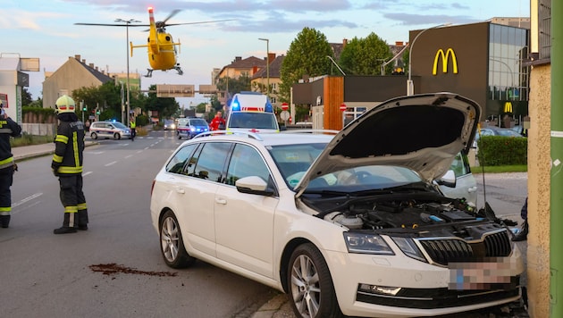 Das Auto prallte in Wels gegen eine Mauer. (Bild: laumat)