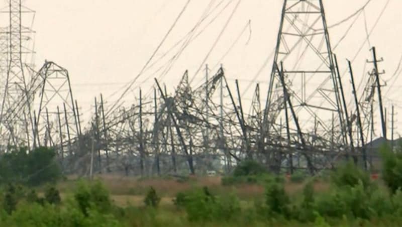 Weil der Sturm auch Oberleitungen beschädigte, waren in der Nacht auf Freitag fast eine Million Haushalte in Texas ohne Strom. (Bild: kameraOne (Screenshot))