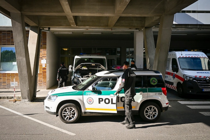 Das Krankenhaus steht unter ständiger Bewachung.