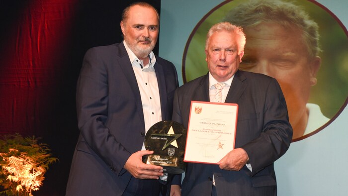 State Commissioner Hans Peter Doskozil presented Georg Fundak with the honorary award.